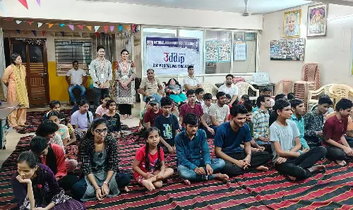 प्रेरक वक्ता पूनम श्रोती ने भोपाल में दृष्टिबाधित लोगों के लिए योग सत्र आयोजित किया प्रेरक वक्ता पूनम श्रोती ने भोपाल में दृष्टिबाधित लोगों के लिए योग सत्र आयोजित किया