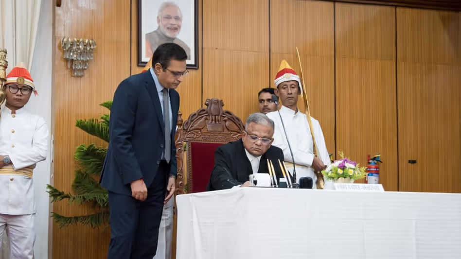 न्यायमूर्ति एम सुंदर ने Manipur उच्च न्यायालय के मुख्य न्यायाधीश के रूप में शपथ ली न्यायमूर्ति एम सुंदर ने Manipur उच्च न्यायालय के मुख्य न्यायाधीश के रूप में शपथ ली