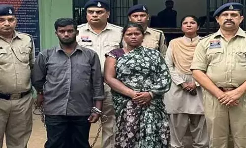 चाकू और पेचकस से प्रेमी की हत्या, विधवा महिला अपने बेटे संग गिरफ्तार