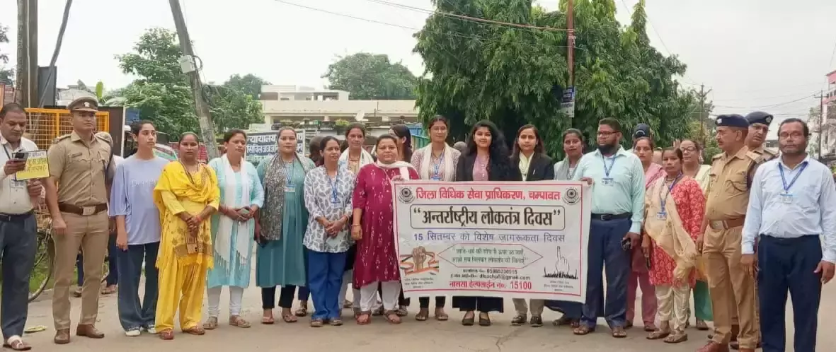 Champawat: जन-जागरूकता थैलियों के माध्यम से लोकतंत्र संदेश Champawat: जन-जागरूकता थैलियों के माध्यम से लोकतंत्र संदेश