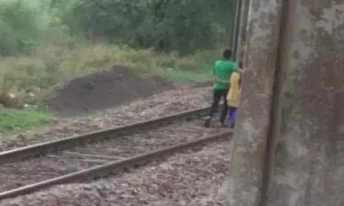Nashik में एक जोड़ा हावड़ा एक्सप्रेस पर कूद गया