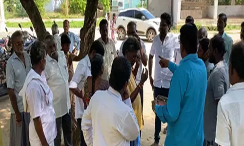 छात्रों का यौन उत्पीड़न करने वाले शिक्षक के खिलाफ अभिभावकों का प्रदर्शन छात्रों का यौन उत्पीड़न करने वाले शिक्षक के खिलाफ अभिभावकों का प्रदर्शन