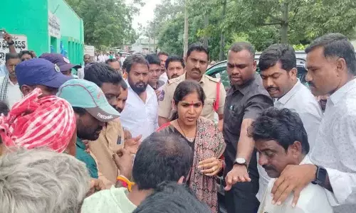 Thorrur में विकलांग लोगों ने विधायक यशस्विनी रेड्डी की गाड़ी रोकी Thorrur में विकलांग लोगों ने विधायक यशस्विनी रेड्डी की गाड़ी रोकी