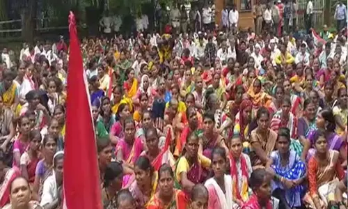 शहापुर में आदिवासी समाज की मांगों के लिए श्रमजीवी संगठन का प्रदर्शन