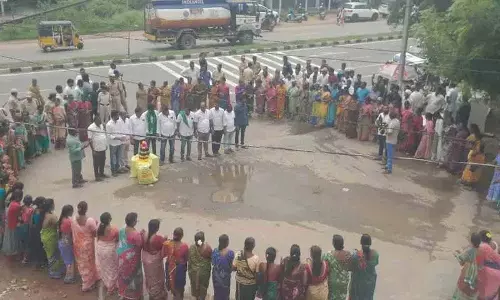 यूरिया के लिए करीमनगर में अभिनव विरोध..विधायक गांगुला ने जताया समर्थन