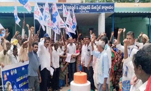 Munugode तहसीलदार कार्यालय के सामने विकलांगों का विरोध प्रदर्शन
