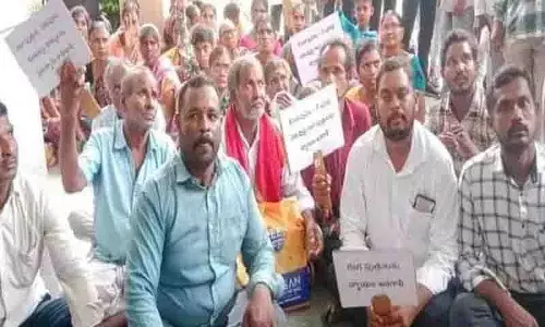 Jagtial: पेट्रोल की बोतलों के साथ गंगापुत्र समुदाय का जोरदार प्रदर्शन Jagtial: पेट्रोल की बोतलों के साथ गंगापुत्र समुदाय का जोरदार प्रदर्शन