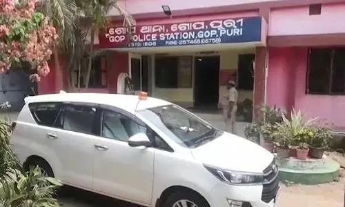 बदमाशों ने रात में JCB से दुकान ढहाई, मालिक अंदर सो रहा था, पुलिस से भी हाथापाई