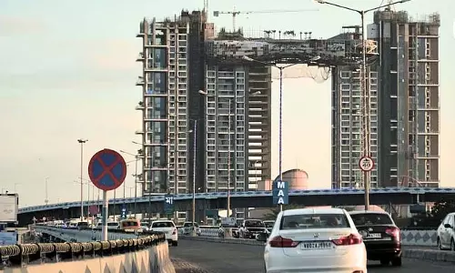 Ma Flyover पर एक लापरवाह चार पहिया वाहन ने लगातार तीन कारों को टक्कर मारी