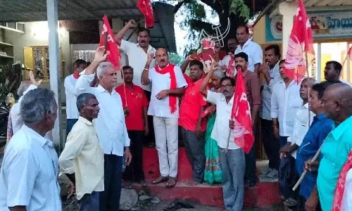 विश्व इतिहास का सबसे बड़ा जन संघर्ष तेलंगाना सशस्त्र संघर्ष है।