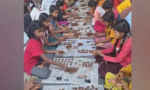 तेलंगाना में हरित आवरण बढ़ाने के लिए 10 लाख बीज गोले तैयार, राज्यभर में वितरण तेलंगाना में हरित आवरण बढ़ाने के लिए 10 लाख बीज गोले तैयार, राज्यभर में वितरण