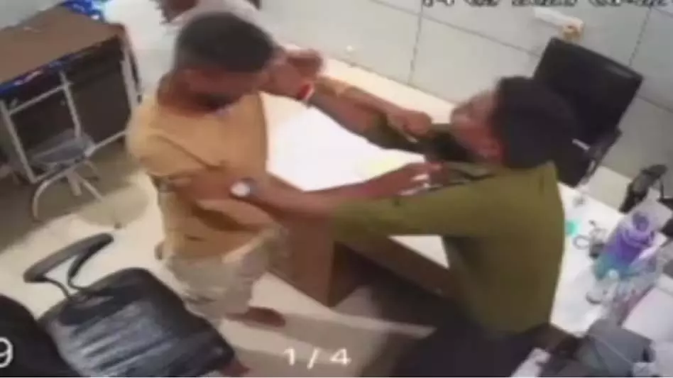 डॉक्टर की राय पर भड़का बच्चे का पिता, गुस्से में थप्पड़ बरसा दिए डॉक्टर की राय पर भड़का बच्चे का पिता, गुस्से में थप्पड़ बरसा दिए