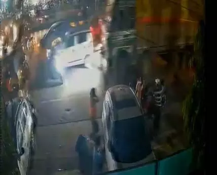 ब्रेक फेल होने से ट्रक ने कई लोगों को रौंदा, दर्दनाक घटना का वीडियो हो रहा वायरल ब्रेक फेल होने से ट्रक ने कई लोगों को रौंदा, दर्दनाक घटना का वीडियो हो रहा वायरल