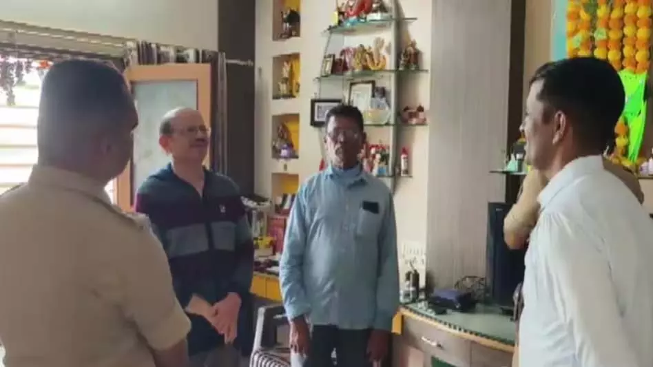 डॉक्टर के यहां फर्जी रेड, लूटेरों ने बताया खुद को इनकम टैक्स अधिकारी डॉक्टर के यहां फर्जी रेड, लूटेरों ने बताया खुद को इनकम टैक्स अधिकारी