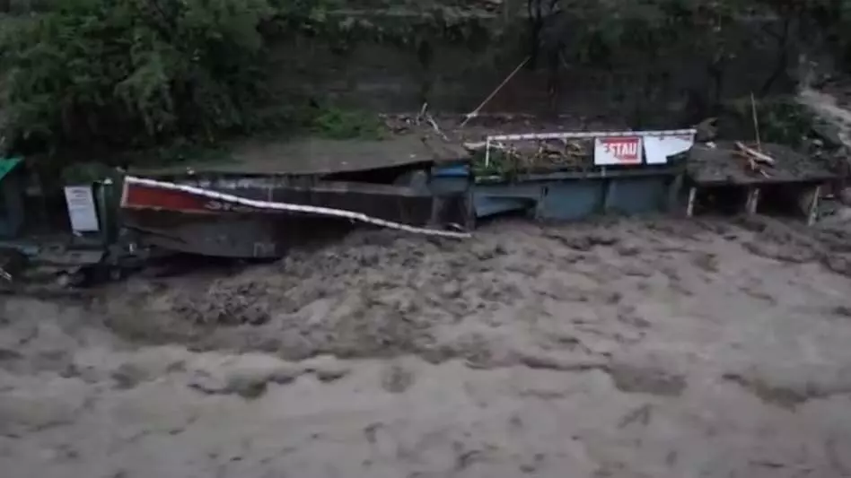 पर्यटन स्थल में आई तबाही, कई लोगों के बहने की खबर पर्यटन स्थल में आई तबाही, कई लोगों के बहने की खबर