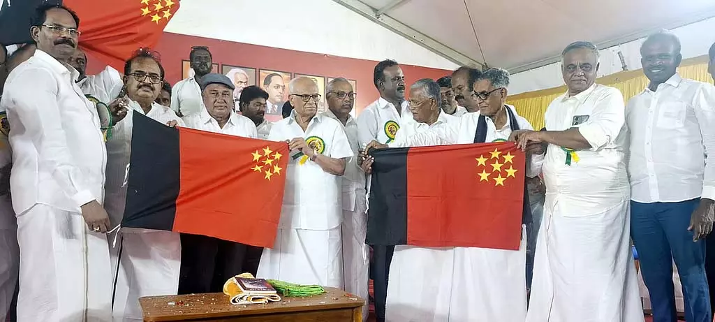Tamil Nadu : मल्लई सत्या समर्थकों के आंदोलन का झंडा पेश किया गया Tamil Nadu : मल्लई सत्या समर्थकों के आंदोलन का झंडा पेश किया गया