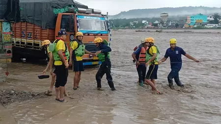 उत्तराखंड में बारिश का कहर: ऋषिकेश में उफान पर चंद्रभागा नदी, हल्द्वानी में बही बोलेरो उत्तराखंड में बारिश का कहर: ऋषिकेश में उफान पर चंद्रभागा नदी, हल्द्वानी में बही बोलेरो