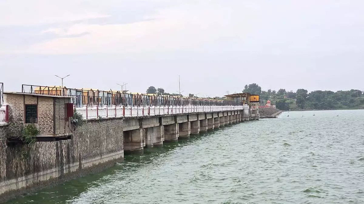 Jalgaon : गिरना बांध 100% क्षमता पर पहुंचा, दो जिलों के 8 तालुकाओं को राहत Jalgaon : गिरना बांध 100% क्षमता पर पहुंचा, दो जिलों के 8 तालुकाओं को राहत