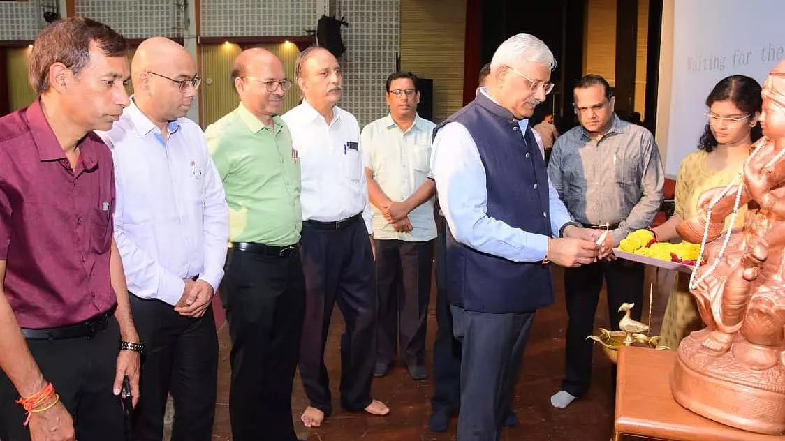 Indore : डीएवीवी शुभारंभ 2025 में नए छात्रों का परंपरा के साथ स्वागत करता है Indore : डीएवीवी शुभारंभ 2025 में नए छात्रों का परंपरा के साथ स्वागत करता है