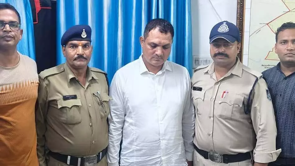 Indore : खजराना धोखाधड़ी मामले में अनवर कादरी को पांच दिन की पुलिस रिमांड पर भेजा गया Indore : खजराना धोखाधड़ी मामले में अनवर कादरी को पांच दिन की पुलिस रिमांड पर भेजा गया