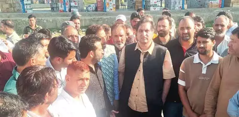 सज्जाद लोन का हंदवाड़ा दौरा, बोले सरकार NH44 बहाल करने में नाकाम सज्जाद लोन का हंदवाड़ा दौरा, बोले सरकार NH44 बहाल करने में नाकाम