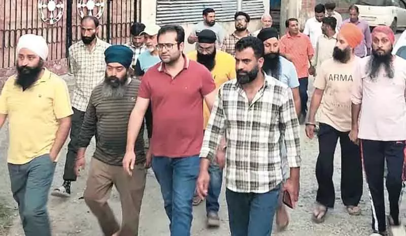 PDP नेता जुहैब यूसुफ मीर ने बटामलो का दौरा कर स्थानीय शिकायतें सुनीं PDP नेता जुहैब यूसुफ मीर ने बटामलो का दौरा कर स्थानीय शिकायतें सुनीं