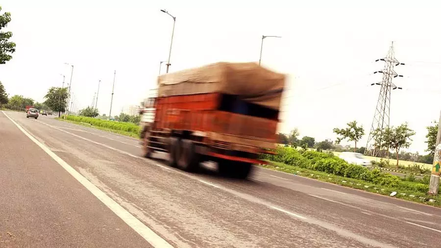MP : इंदौर में ट्रक ने पैदल यात्रियों को कुचला, दो की मौत, 11 घायल MP : इंदौर में ट्रक ने पैदल यात्रियों को कुचला, दो की मौत, 11 घायल
