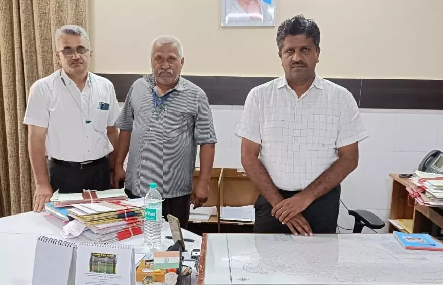 Barmer: मोहन दान रत्नू ने जताया आमजन के दर्द का अनुभव Barmer: मोहन दान रत्नू ने जताया आमजन के दर्द का अनुभव
