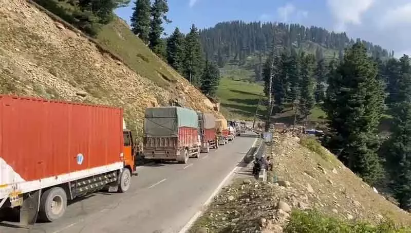 राजमार्ग बंद, मुगल रोड बनी कश्मीर की जीवन रेखा राजमार्ग बंद, मुगल रोड बनी कश्मीर की जीवन रेखा