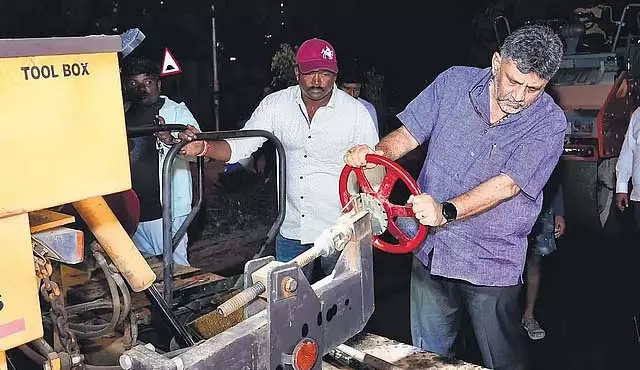 गड्ढों की मरम्मत पर 1,100 करोड़ खर्च: विशेषज्ञों का कहना है कि इससे केवल ठेकेदारों और इंजीनियरों को फायदा होगा गड्ढों की मरम्मत पर 1,100 करोड़ खर्च: विशेषज्ञों का कहना है कि इससे केवल ठेकेदारों और इंजीनियरों को फायदा होगा