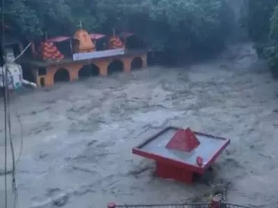 देहरादून में भारी बारिश; तमसा नदी उफान पर, टपकेश्वर महादेव मंदिर डूबा देहरादून में भारी बारिश; तमसा नदी उफान पर, टपकेश्वर महादेव मंदिर डूबा