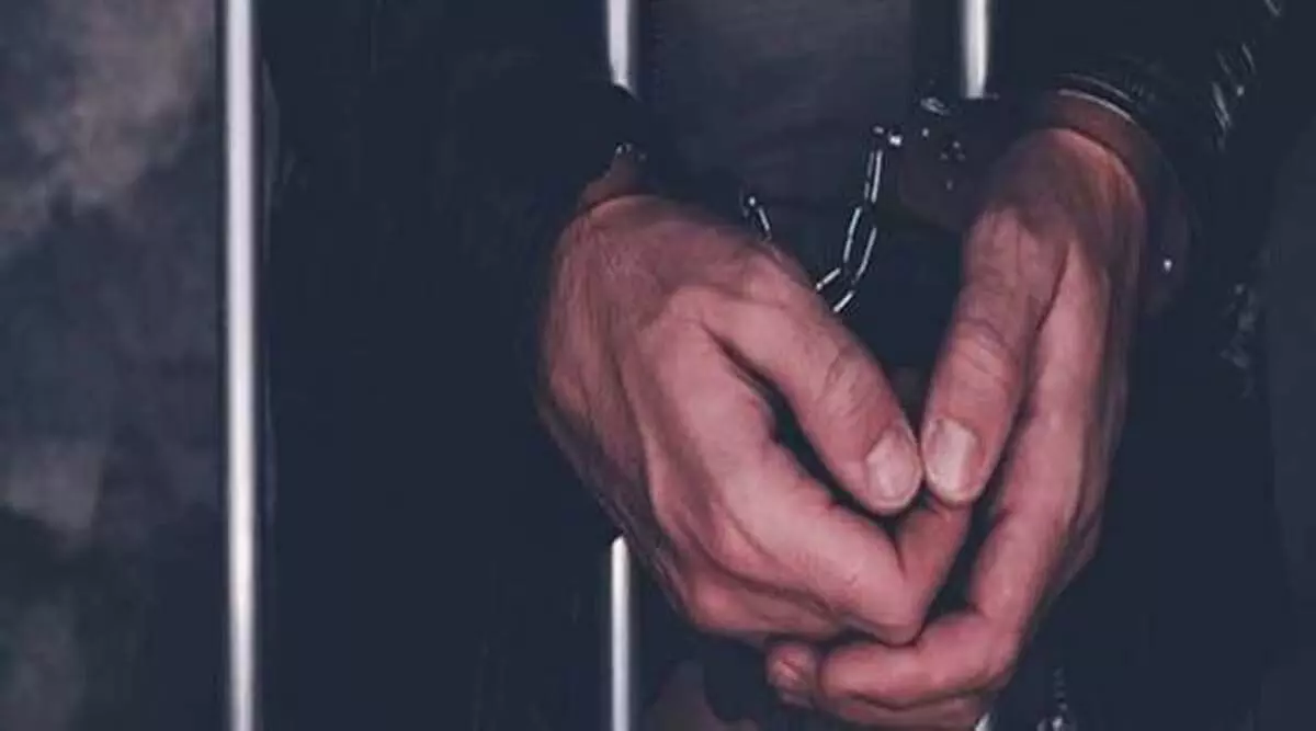Mumbai: दादर रेलवे स्टेशन पर महिला से छेड़छाड़ के आरोप में व्यक्ति गिरफ्तार Mumbai: दादर रेलवे स्टेशन पर महिला से छेड़छाड़ के आरोप में व्यक्ति गिरफ्तार