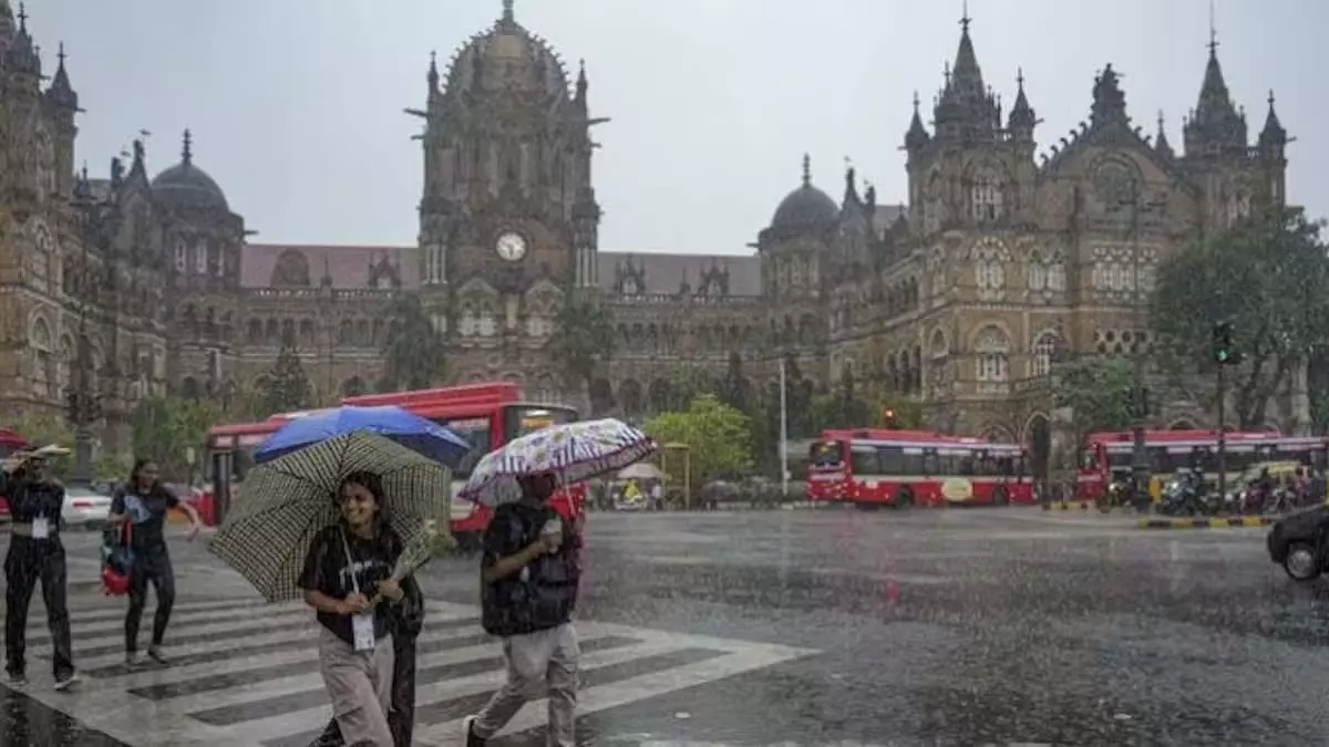 Mumbai: सपनों के शहर में गरज और बिजली के साथ मध्यम से भारी बारिश का अनुमान Mumbai: सपनों के शहर में गरज और बिजली के साथ मध्यम से भारी बारिश का अनुमान
