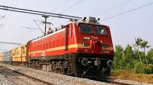 Etawah: चलती ट्रेन में आग की घटना, यात्रियों में डर Etawah: चलती ट्रेन में आग की घटना, यात्रियों में डर