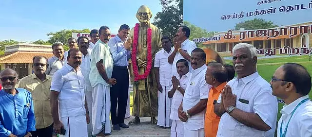 लेखक के.आर. का जन्मदिन: प्रतिमा पर श्रद्धांजलि अर्पित लेखक के.आर. का जन्मदिन: प्रतिमा पर श्रद्धांजलि अर्पित