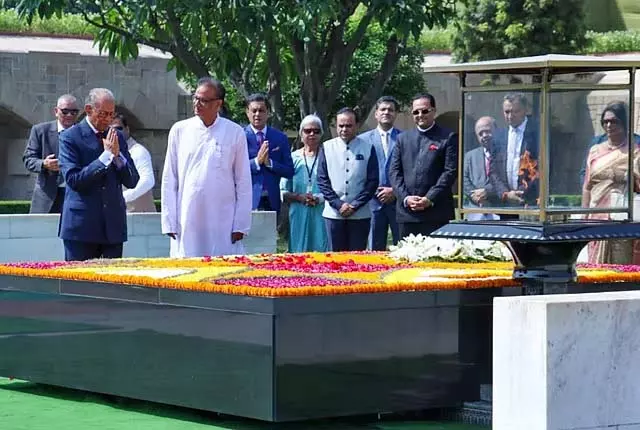 मॉरीशस के प्रधानमंत्री ने राजघाट पर महात्मा गांधी को श्रद्धांजलि अर्पित की मॉरीशस के प्रधानमंत्री ने राजघाट पर महात्मा गांधी को श्रद्धांजलि अर्पित की