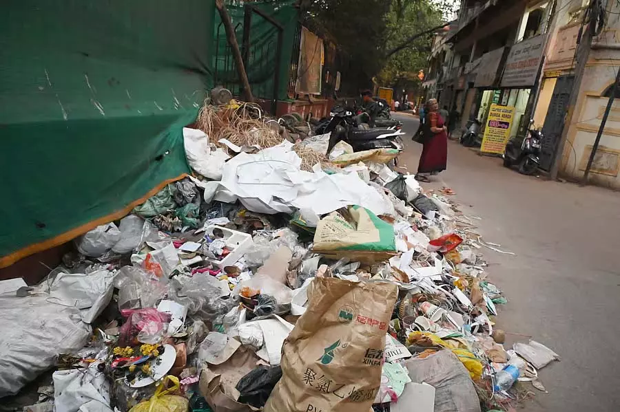 कूड़ा फैलाने वालों के खिलाफ अभिनव अभियान: सड़कों पर कूड़ा, घरों के सामने कूड़ा कूड़ा फैलाने वालों के खिलाफ अभिनव अभियान: सड़कों पर कूड़ा, घरों के सामने कूड़ा