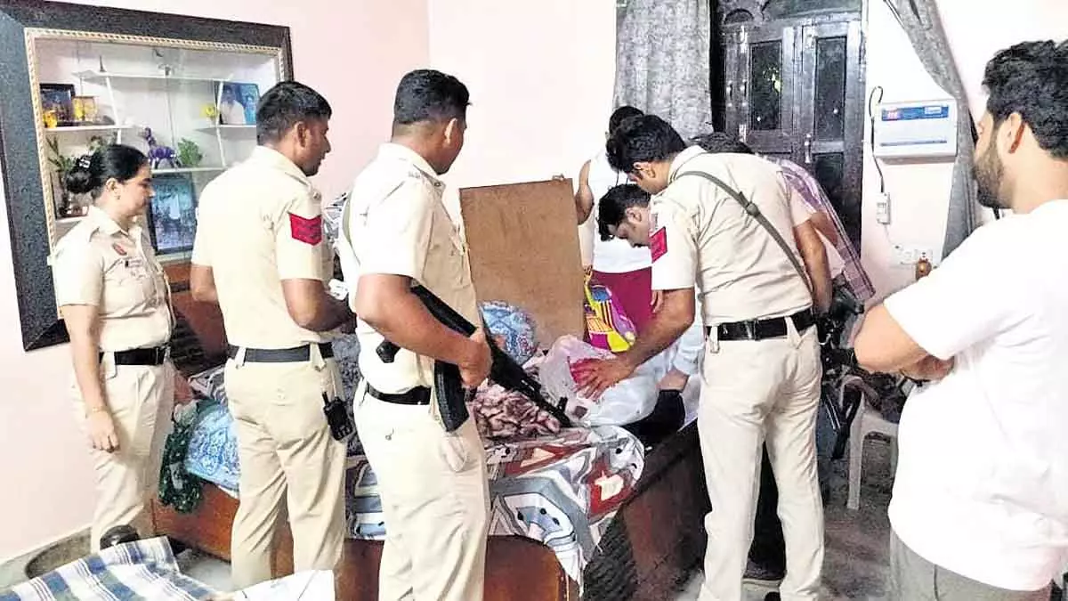 दिल्ली-हरियाणा में 25 जगह पुलिस छापेमारी, छह गिरफ्तार दिल्ली-हरियाणा में 25 जगह पुलिस छापेमारी, छह गिरफ्तार