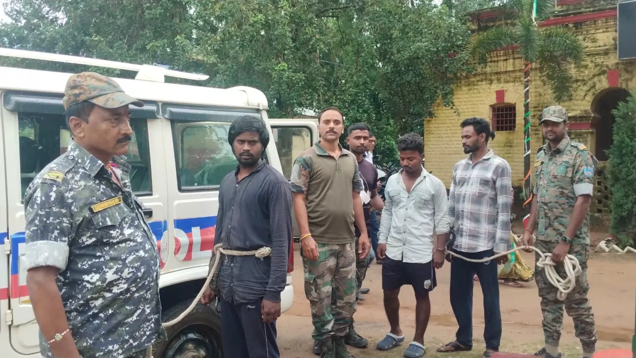 Giridih: चोरी की बाइक के साथ दो गिरफ्तार Giridih: चोरी की बाइक के साथ दो गिरफ्तार