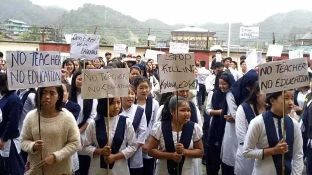 Arunachal की स्कूली छात्राओं ने शिक्षकों की कमी के मुद्दे पर 65 किलोमीटर पैदल मार्च Arunachal की स्कूली छात्राओं ने शिक्षकों की कमी के मुद्दे पर 65 किलोमीटर पैदल मार्च