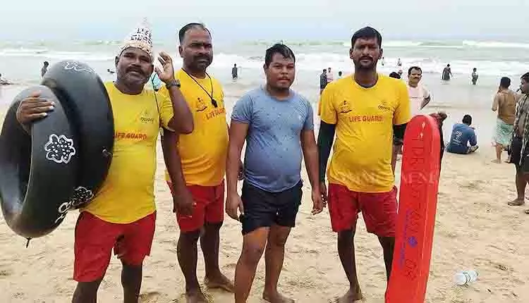 Keonjhar के पर्यटक को पुरी के समुद्र में डूबने से बचाया गया Keonjhar के पर्यटक को पुरी के समुद्र में डूबने से बचाया गया