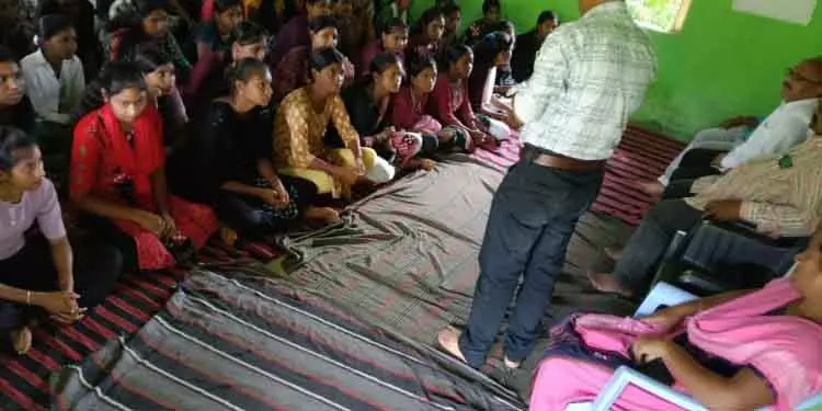 Loisingha लड़कियों के लिए करियर परामर्श शिविर आयोजित Loisingha लड़कियों के लिए करियर परामर्श शिविर आयोजित