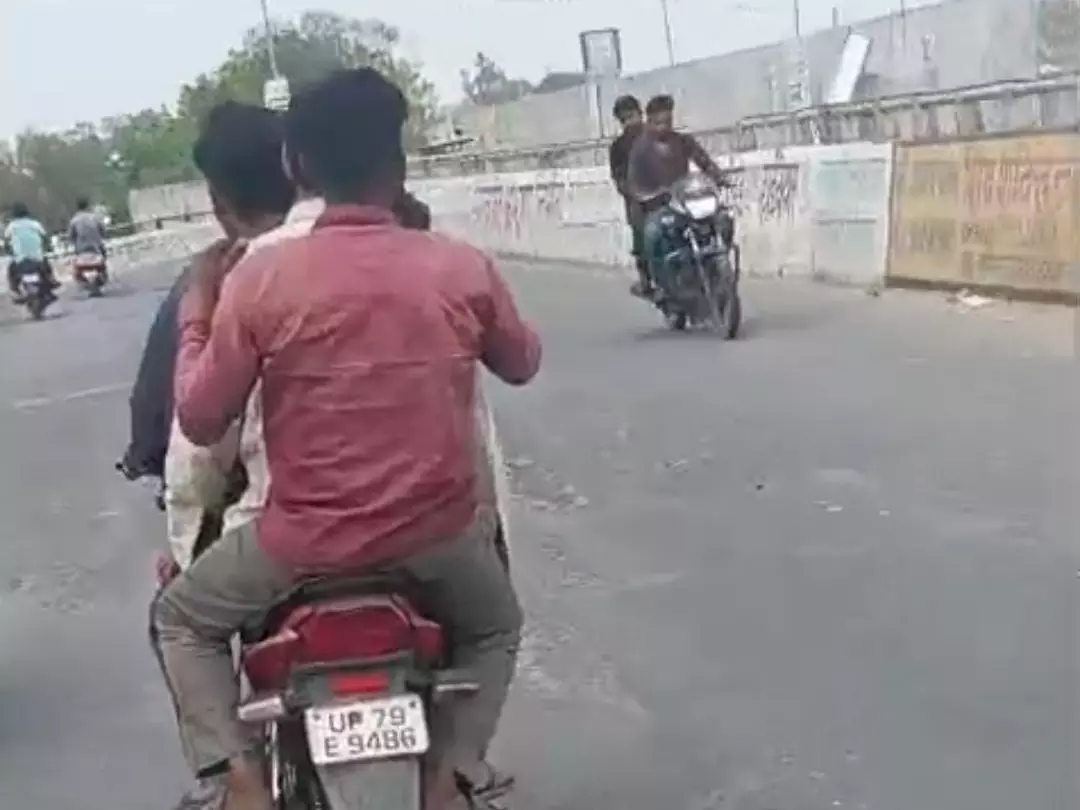 Farrukhabad: ट्रैफिक नियमों की अनदेखी, हादसों का खतरा Farrukhabad: ट्रैफिक नियमों की अनदेखी, हादसों का खतरा