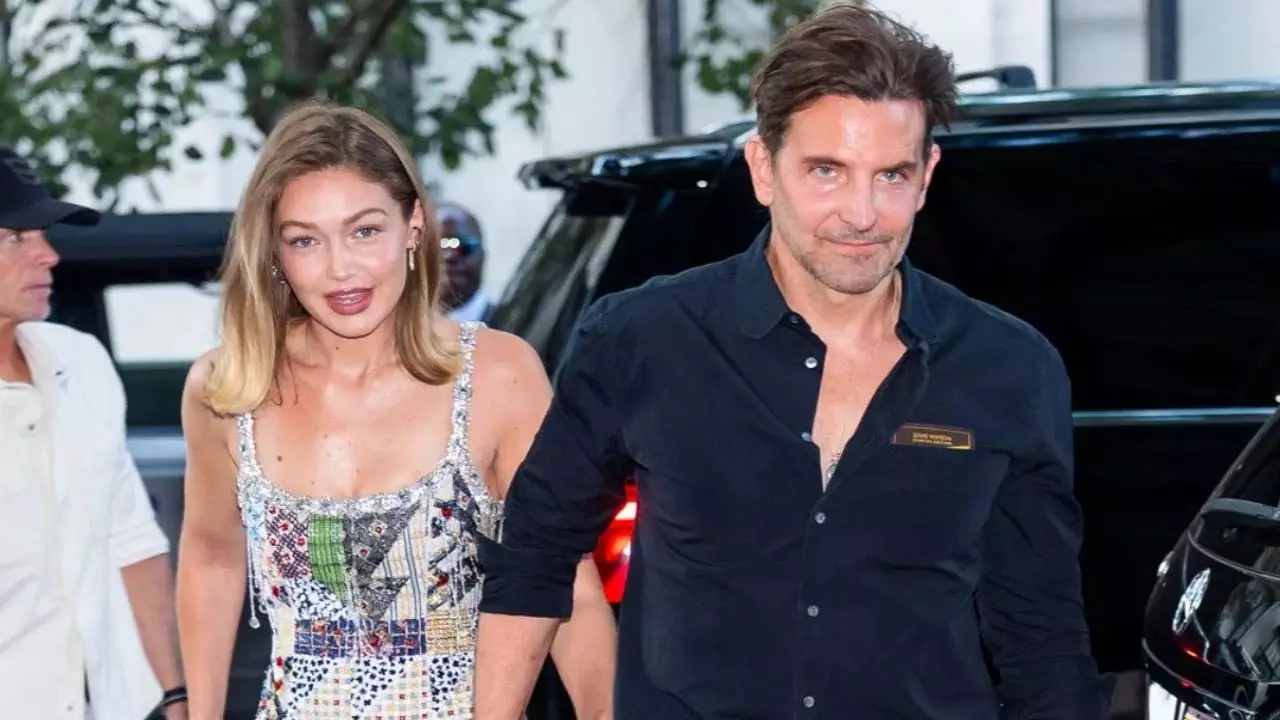Bradley Cooper और गीगी हदीद न्यूयॉर्क शहर में साथ-साथ घूमते हुए Bradley Cooper और गीगी हदीद न्यूयॉर्क शहर में साथ-साथ घूमते हुए