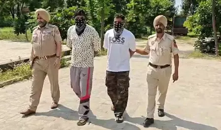 पुलिस ने हेरोइन के साथ दो नशा तस्करों को गिरफ्तार किया पुलिस ने हेरोइन के साथ दो नशा तस्करों को गिरफ्तार किया