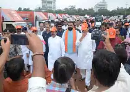 BJP नेताओं ने पटना से चलो जीते हैं रथ को हरी झंडी दिखाकर रवाना किया BJP नेताओं ने पटना से चलो जीते हैं रथ को हरी झंडी दिखाकर रवाना किया