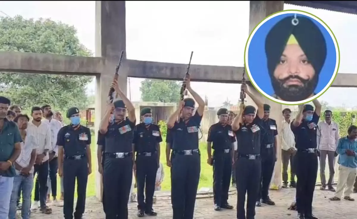 Ratlam: 19 दिन बाद सूबेदार दिलबाग सिंह को मिली शहादत की पहचान Ratlam: 19 दिन बाद सूबेदार दिलबाग सिंह को मिली शहादत की पहचान