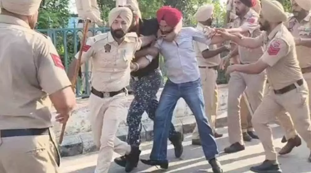 Punjab: सीएम आवास घेरने पहुंचे असिस्टेंट प्रोफेसर Punjab: सीएम आवास घेरने पहुंचे असिस्टेंट प्रोफेसर