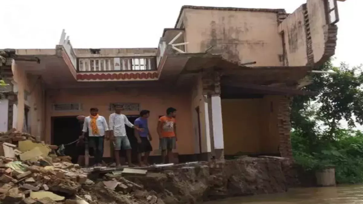 Baliya: नौरंगा के लोग मकान खोकर परेशान Baliya: नौरंगा के लोग मकान खोकर परेशान