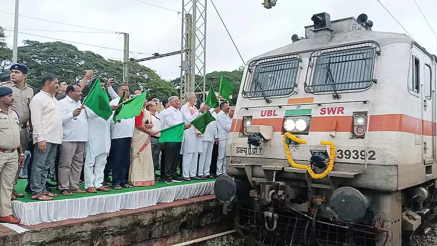 खानापुर रेलवे स्टेशन को हाईटेक बनाने का प्रयास: वी. सोमन्ना का वादा खानापुर रेलवे स्टेशन को हाईटेक बनाने का प्रयास: वी. सोमन्ना का वादा